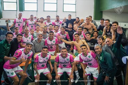 El plantel de Sarmiento festejando tras el partido la goleada ante Aldosivi 3-0