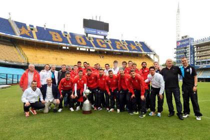 El plantel de Sevilla, en la Bombonera, y con la Copa Libertadores