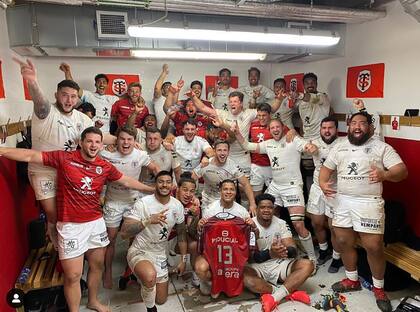 El plantel de Toulouse posa con la camiseta 13, de Sofiane Guitoune, que no volverá a las canchas hasta la próxima temporada; el club contrató al argentino Chocobares para reemplazarlo.