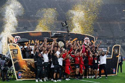 El plantel de Toulouse se coronó campeón europeo un mes atrás y ahora celebra en el Stade de como monarca de Francia; el presidente Emmanuel Macron participó en la premiación, bajo lluvia.