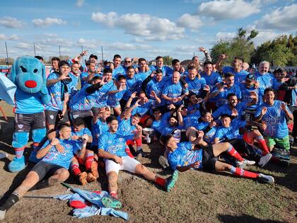 El plantel de Yupanqui celebra el histórico ascenso a Primera C