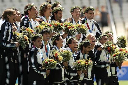 El plantel del fútbol dirigido por Marcelo BIelsa que recuperó una medalla de oro para la Argentina después de 52 años; fue en Atenas 2004 y luego de vencer a Paraguay en la final