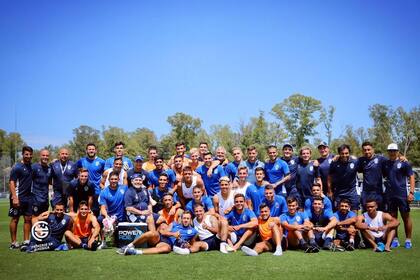 El plantel entero de Gimnasia le dio la bienvenida a las seis incorporaciones. Maradona quiere sumar un defensor más