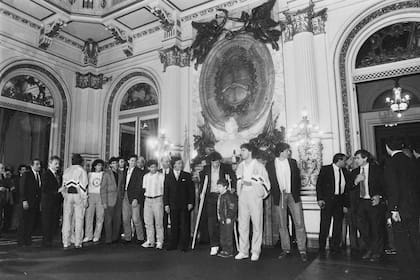 El seleccionado argentino posa junto con el presidente Carlos Menem, en el Salón Blanco de la Casa Rosada, tras la final perdida con Alemania por 1-0, en el Mundial de Italia 90