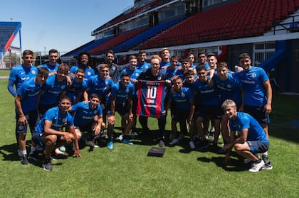 El plantel profensional de San Lorenzo posa junto a Conan O'Brien