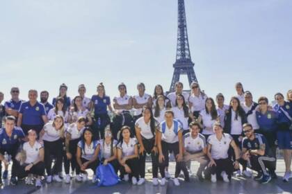 En el día de paseo, la selección visitó la torre Eiffel
