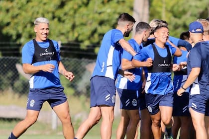 El plantel tripero practicó sin su director técnico; el club está último en los promedios y necesita recuperarse urgentemente para salvarse del descenso.