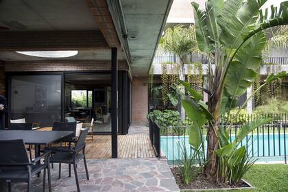 El planteo de la casa en “ele” contiene la pileta y el jardín, y aporta además intimidad respecto de los vecinos.