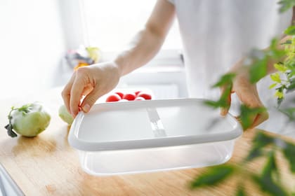 El plástico de los recipientes absorbe grasa y colorantes presentes en ciertos alimentos, lo que provoca manchas difíciles de remover