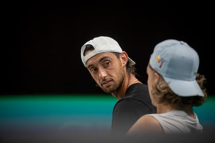 El platense Thiago Tirante, el singlista número 1 del equipo nacional, charlando con Trungelliti