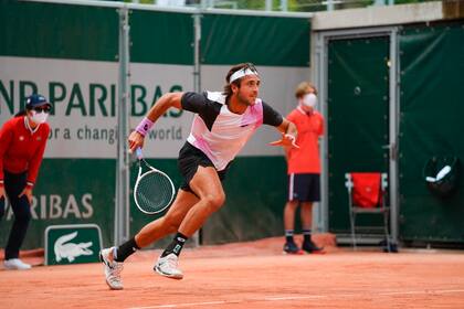 El platense Tomás Etcheverry, entrenado por Charly Berlocq, tuvo un sólido debut en la clasificación de Roland Garros.
