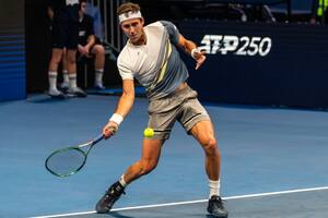 Etcheverry, el último singlista argentino del año en el ATP Tour, se entrenó con Djokovic y ganó en Atenas