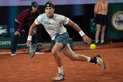 El platense Tomás Martín Etcheverry, durante el partido ante Casper Ruud, en Roland Garros