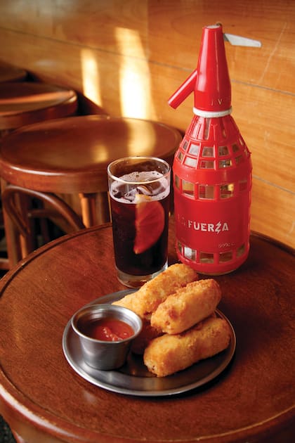 El platito: bombas de papa. El aperitivo: Vermú clásico.