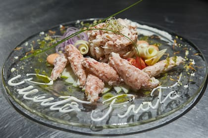 El plato de centolla, listo para ir a la mesa.