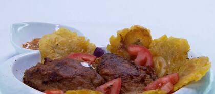 El plato de Crespo cuenta con plátano verde, pollo y tomates