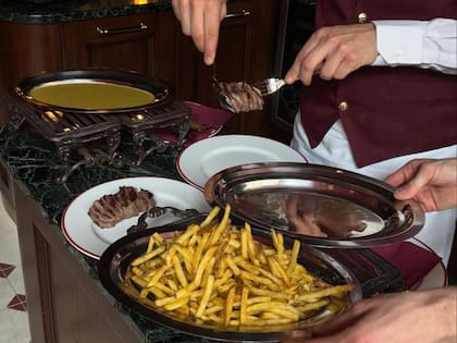 El plato fuerte del restaurante es el conocido bife de chorizo con papas fritas, un clásico argentino