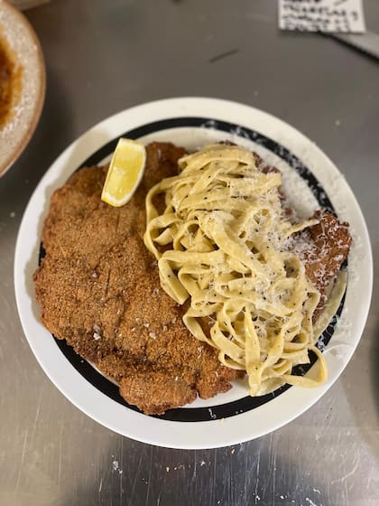 El plato más emblemático del restaurante: la milanesa con tagliatelle cacio e pepe