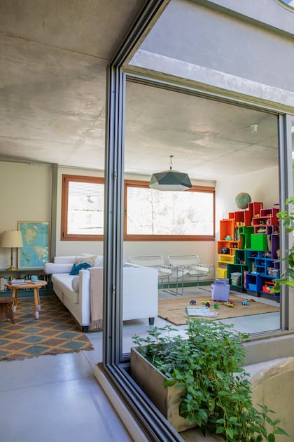 El playroom del primer piso está equipado con sillones ‘Wassily’ de cuero blanco, la biblioteca infantil de colores y una alfombra de lana (Elementos Argentinos).