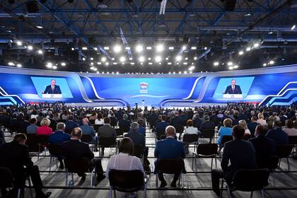 El plenario de Rusia Unida, atento al discurso de Putin de cara a las elecciones legislativas