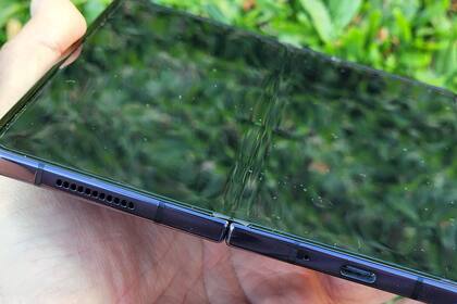 El pliegue de la bisagra en el Samsung Galaxy Z Fold4 se sigue viendo a simple vista (y se siente con el dedo), pero a juzgar por los buenos resultados del modelo anterior no debería traer problemas