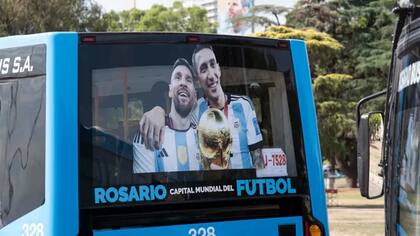 El ploteo del colectivo con la imagen de Ángel Di María y Lionel Messi