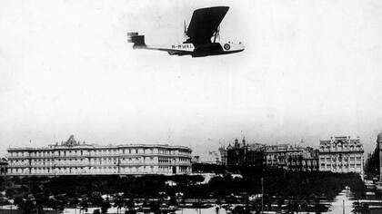 El Plus Ultra, un hidroavión de Dornier Wal de origen alemán, en vuelo en 1926.