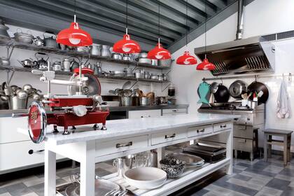 El poder del rojo en la cocina de la diseñadora italiana Paola Navone.