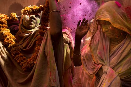 El poder femenino en foco, en la India, en la mira de Amy Toesning que tomó esta foto en 2016 durante el festival del amor Holi, en el templo Gopinath