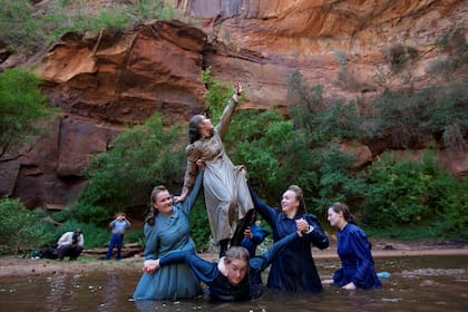 Fotografía de Stephanie Sinclair, que cubre el tema del matrimonio infantil en todo el mundo hace 15 años. En 2008 visitó la comunidad fundamentalista de los Santos de los Últimos Días. En la imagen muestra a un grupo de chicas en un desfiladero donde van a nadar haciendo una torre para liberar la c