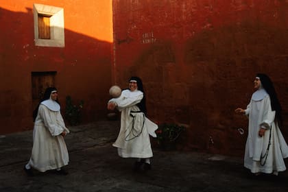 Melissa Farlow y su instantánea de un recreo de voley entre mujeres religiosas en el monasterio Santa Catalina de Arequipa, Perú (1998)