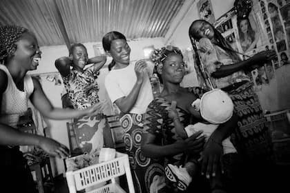 Lynn Johnson retrató a un grupo de mujeres en el salón de belleza Cenicienta, de Zambia (2005)