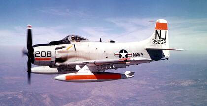 El poderoso caza bombardero a pistón Douglas Skyraider de ataque a tierra perteneciente al Escuadrón (VA-122). (Gentileza US NAVY).