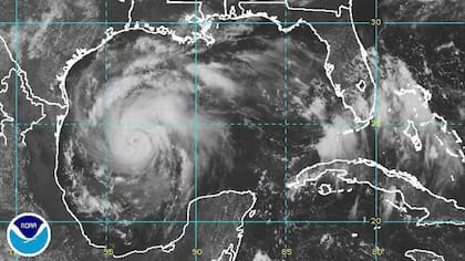 El poderoso huracán Harvey, de categoría 3, se aproxima a la costa central de Texas bajo la amenaza de peligro extremo que representa la marejada ciclónica, las intensas precipitaciones que arrastra y los vientos huracanados.