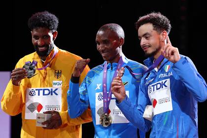 El podio: Alphonce Simbu con el oro, a su derecha el eritreo Amanal Petros, que representa a Alemania, y a su izquierda el italiano Iliass Aouani, que se quedó con el bronce
