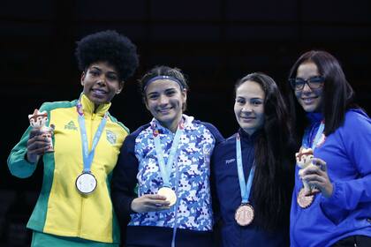 El podio con las medallistas de la categoría gallo (54-57 kg)