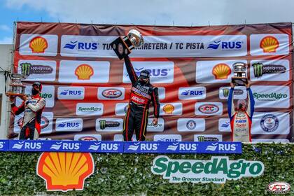 Valentín Aguirre celebra en el podio del autódromo Oscar y Juan Gálvez; Mariano Werner (Ford) y Juan Martín Trucco (Dodge) acompañan al ganador