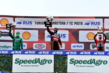 El podio de la segunda carrera en San Nicolás: Valentín Aguirre flanqueado por Agustín Canapino, con quien debutó en el TC Mouras en 2015, y Juan Cruz Benvenutti