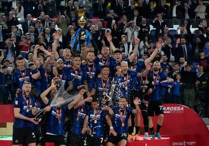El podio de Inter campeón, con copa y champagne