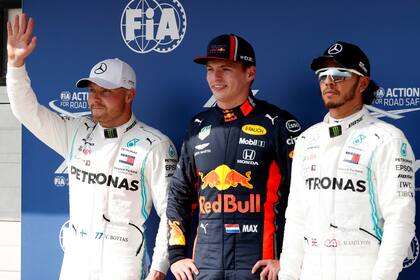 El podio de la clasificación: Bottas saluda, Verstappen sonríe y a Hamilton no le gusta tanto...