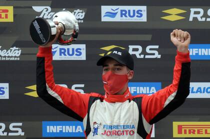 El podio de la consagración en la Fórmula Renault 2.0: detrás del tapaboca, la felicidad de Jorgito Barrio por su primer título nacional en monopostos