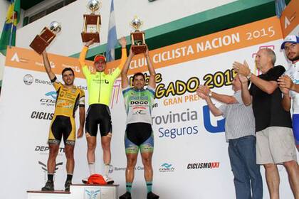 El podio de la tercera etapa que terminó en Pergamino