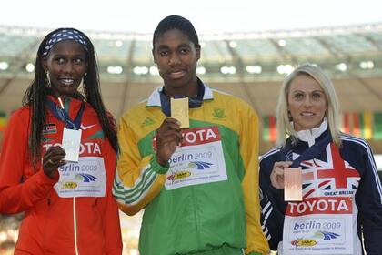 El podio de los 800 metros: Semenya recibió hoy la medalla de oro, en Berlín, pero las dudas la invaden
