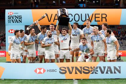 El podio de Vancouver, con Pumas 7s festejando por tercer año seguido con el mismo trofeo.
