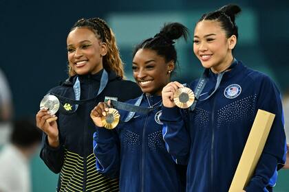 El podio del All Around, con Simone Biles (en el medio), Rebeca Andrade y Sunisa Lee
