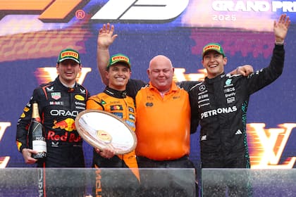 El podio del GP de Australia 2025: Lando Norris (McLaren), Max Verstappen (Red Bull) y George Russel (Mercedes)