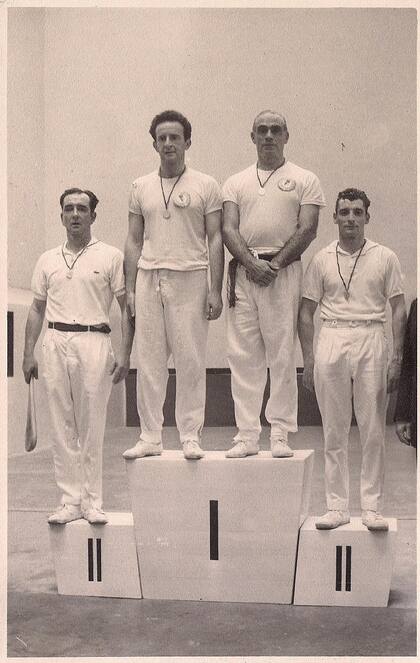 El podio en el Mundial de 1962 en Pamplona, España, tras vencer a los franceses en la final de Pelota de Cuero en Trinquete. Fue 40-39 para Sehter y Juan Labat en uno de los partidos más recordados de los Mundiales de Pelota.