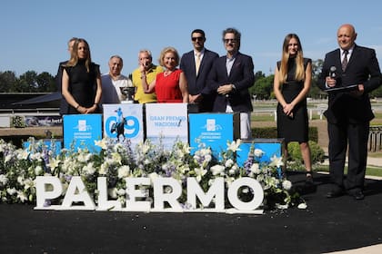 El podio, en la premiación. Entre los premios entregados estuvieron el Gran Premio Fundación Fernández: Laboratorio Bagó, el Gran Premio Maipú: Biogénesis Bagó y Gran Premio Palermo: Haras Firmamento