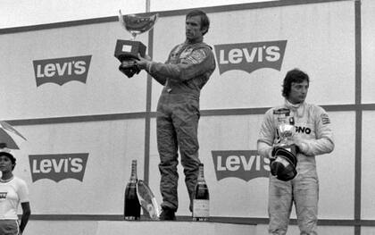 El podio en Río de Janeiro: celebra Carlos Reutemann, junto a Riccardo Patrese, que se clasificó tercero; Alan Jones, furioso por la actitud de Lole, no asistió a la entrega de premios