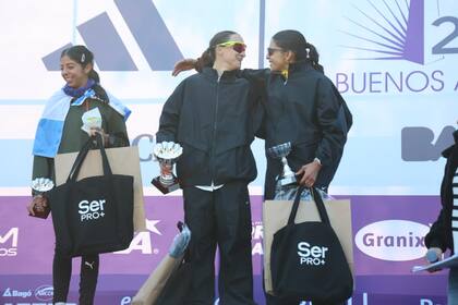 El podio femenino de la Media Maratón de Buenos Aires: la ganadora, Florencia Borelli, saluda a su escolta, Daiana Ocampo